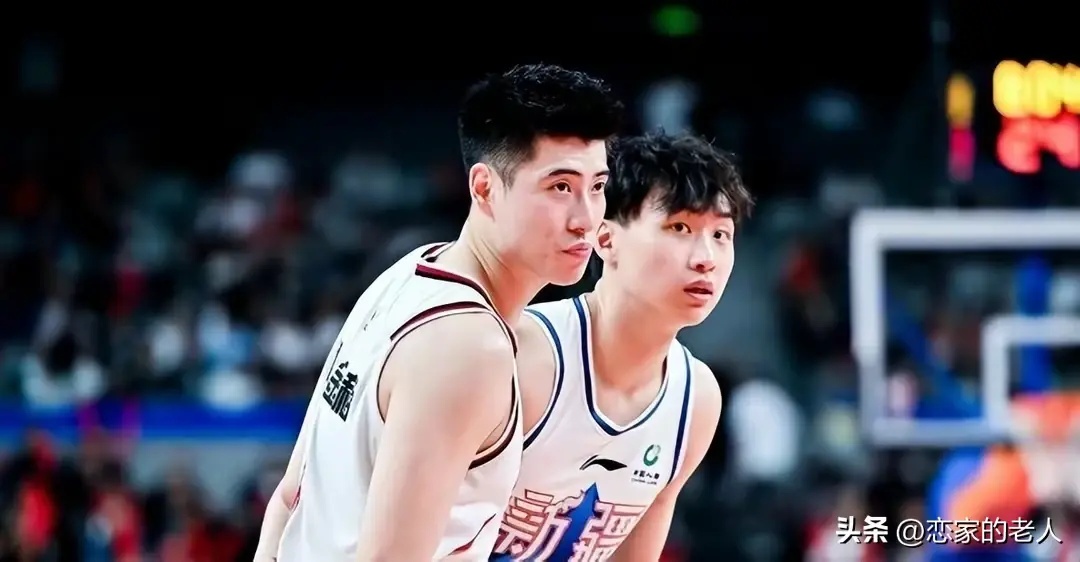 关于重庆队在比赛中发挥出色，成功晋级半决赛的信息