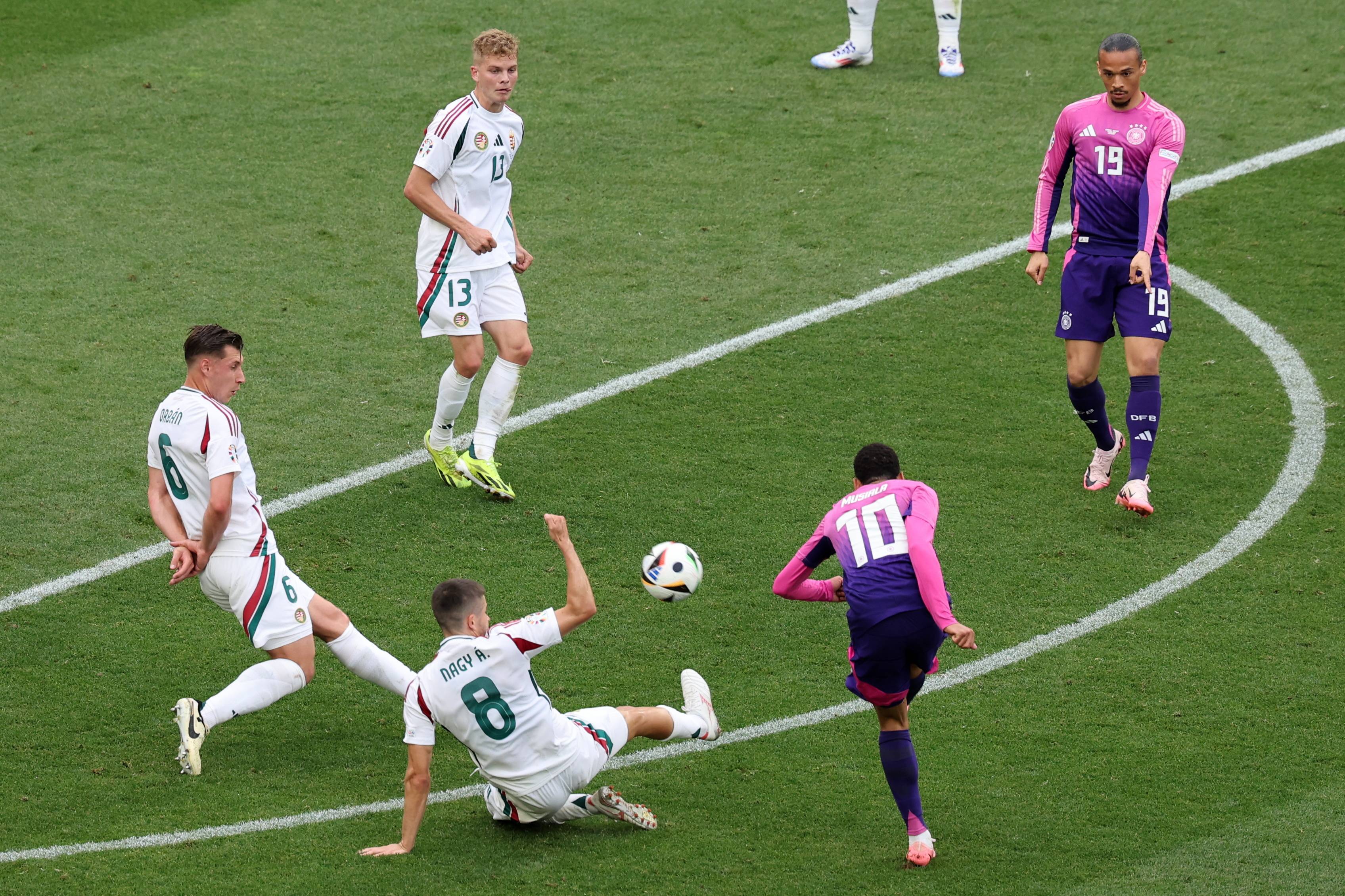 德国客场奋力对抗英格兰，险胜晋级欧锦赛