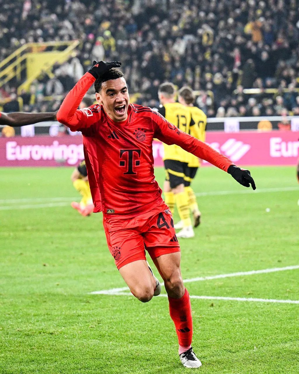 九游体育-包含勒沃库森在场上展现出坚韧拼搏的精神，取得胜利的词条