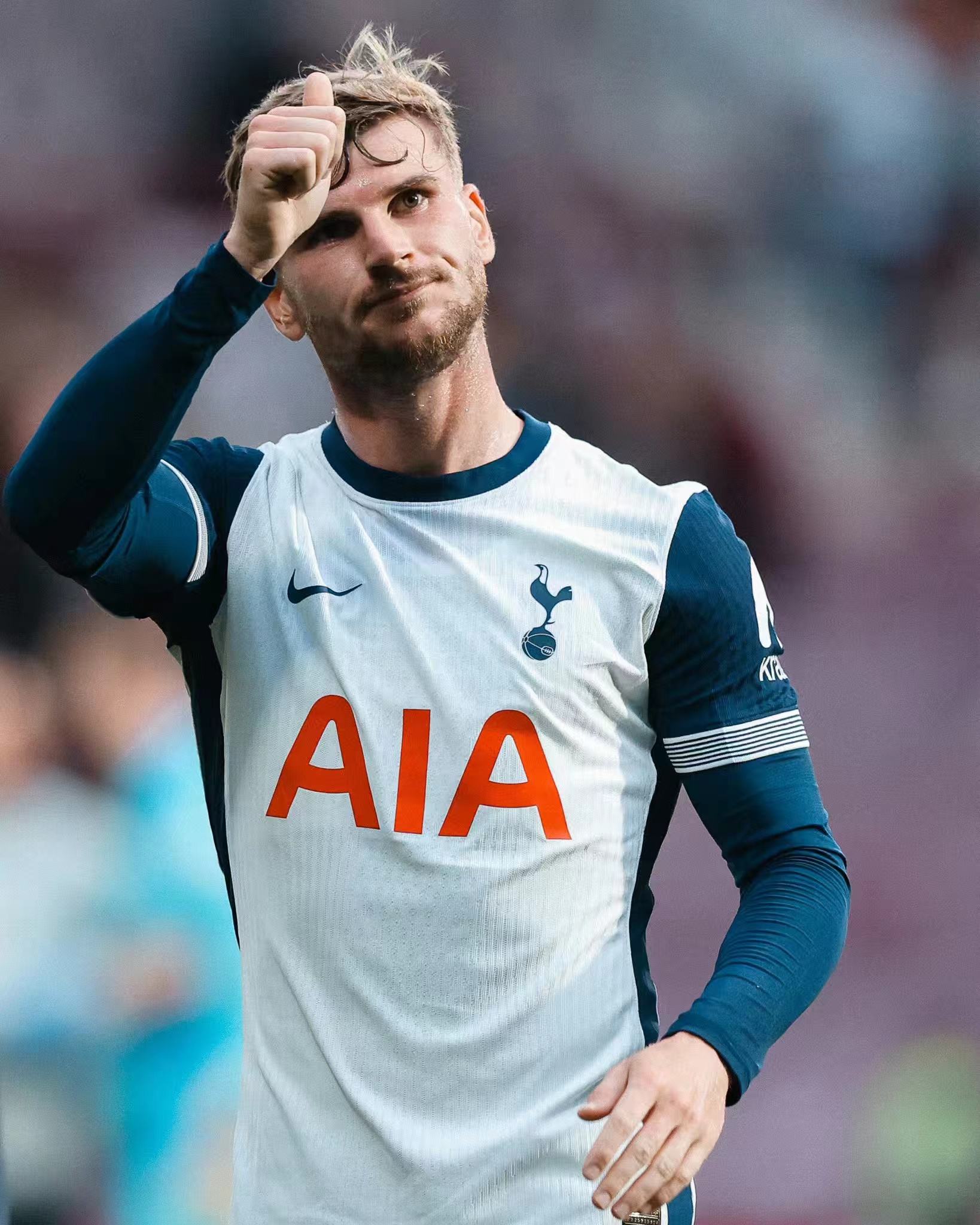 包含托特纳姆热刺后卫全力防守，力保不败的词条