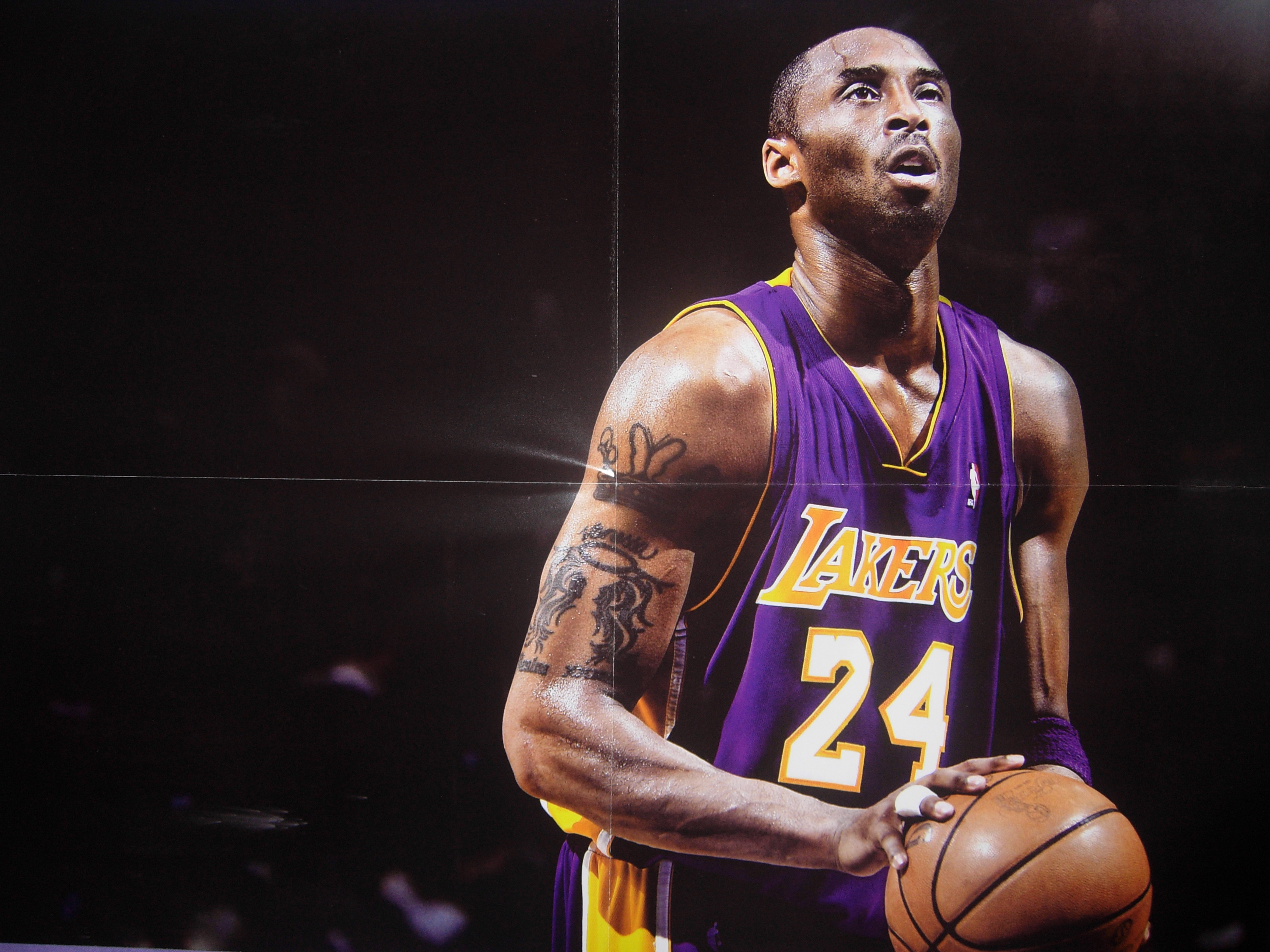 九游体育APP下载-篮球巨星间激烈碰撞,赛场上燃烧激情