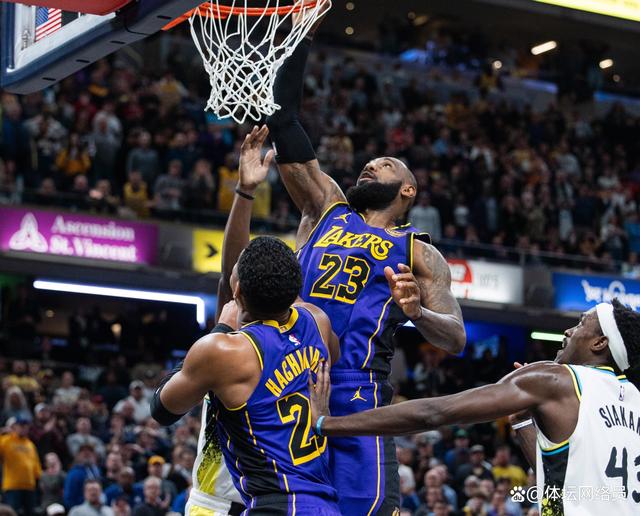 篮球巨星间激烈碰撞，赛场上燃烧激情