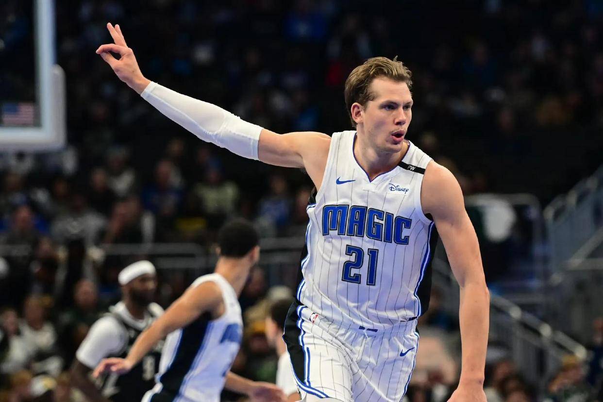 九游体育直播-篮球巨星受伤退出赛季，球队备战艰难