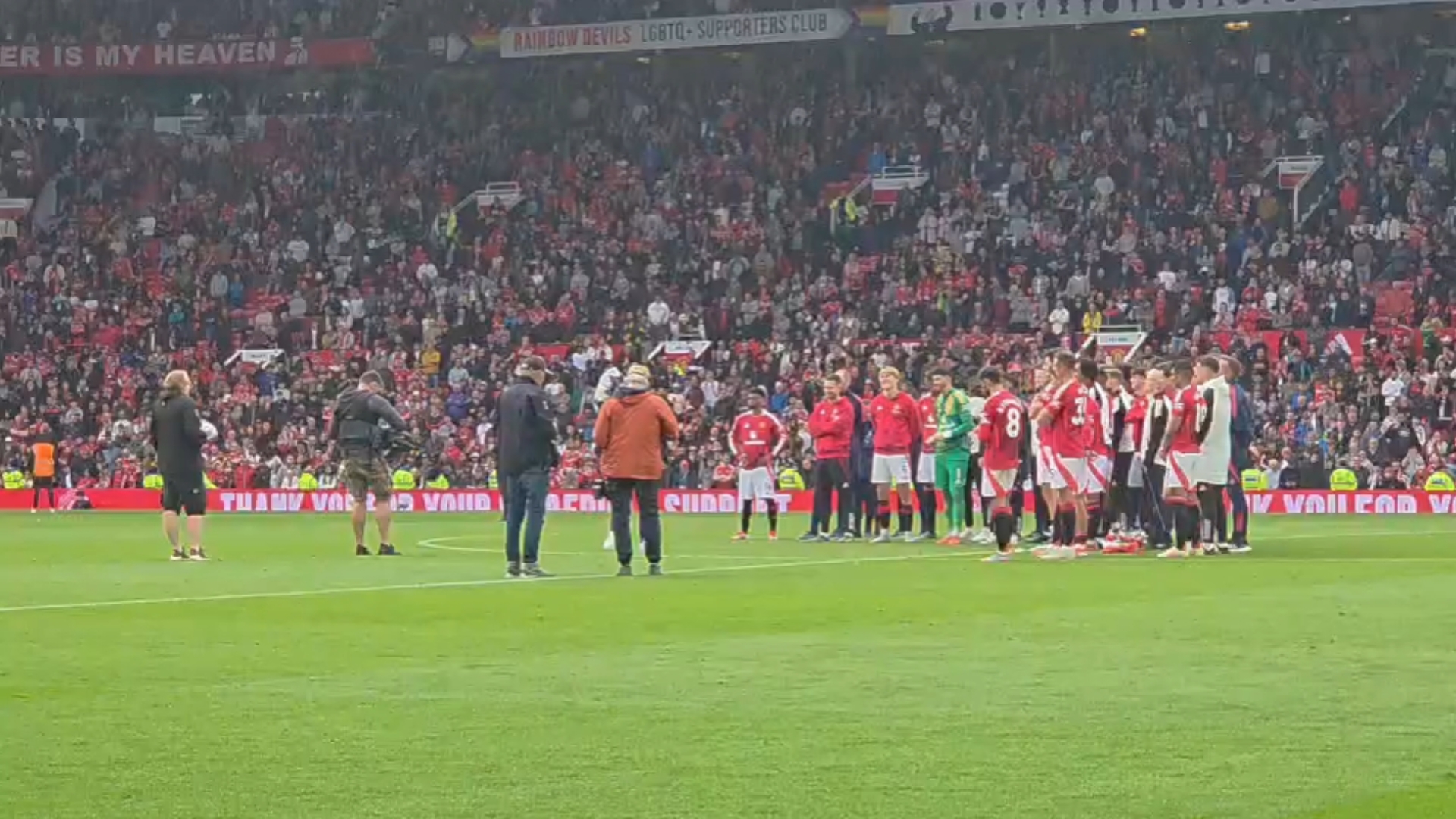 曼联主教练训练球员备战下场比赛