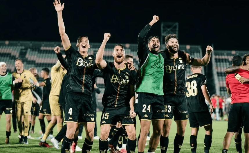 博洛尼亚队员奋力拼抢，争夺关键胜利