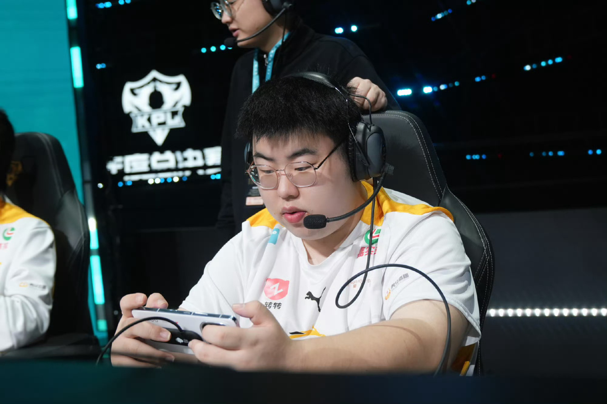 关于狼队客场逆袭，保持不败纪录的信息