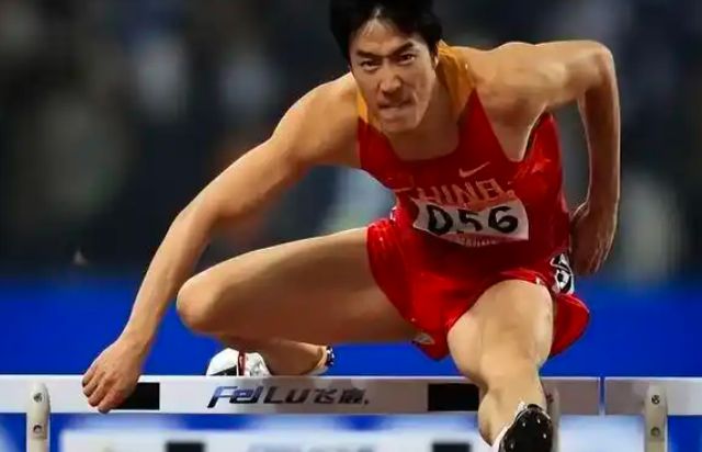 美国田径好手飞驰跃起,惊艳全场 美国田径好手飞驰跃起,惊艳全场