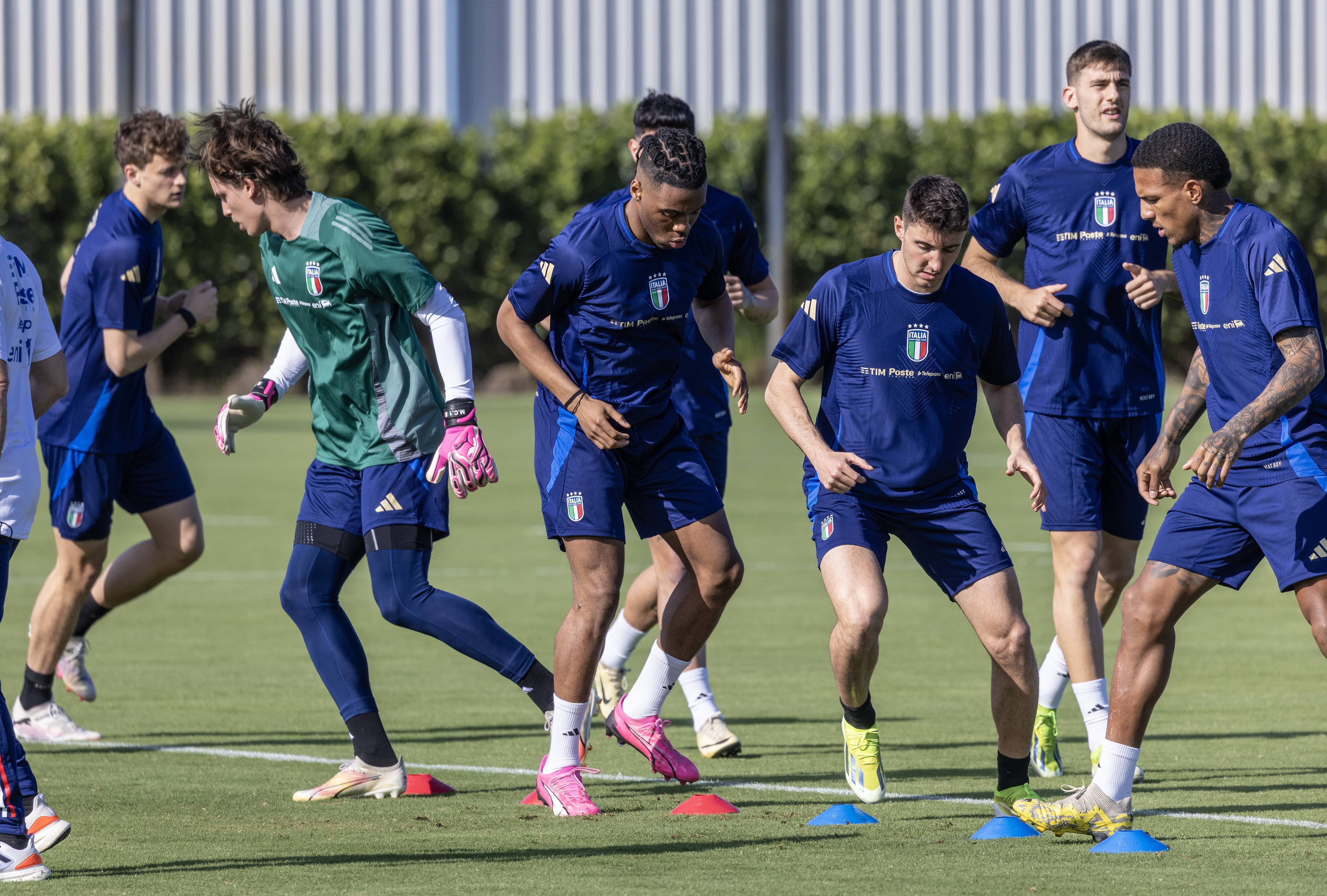 足球赛场上球员之间的激烈对抗令人惊叹 足球赛场上球员之间的激烈对抗令人惊叹