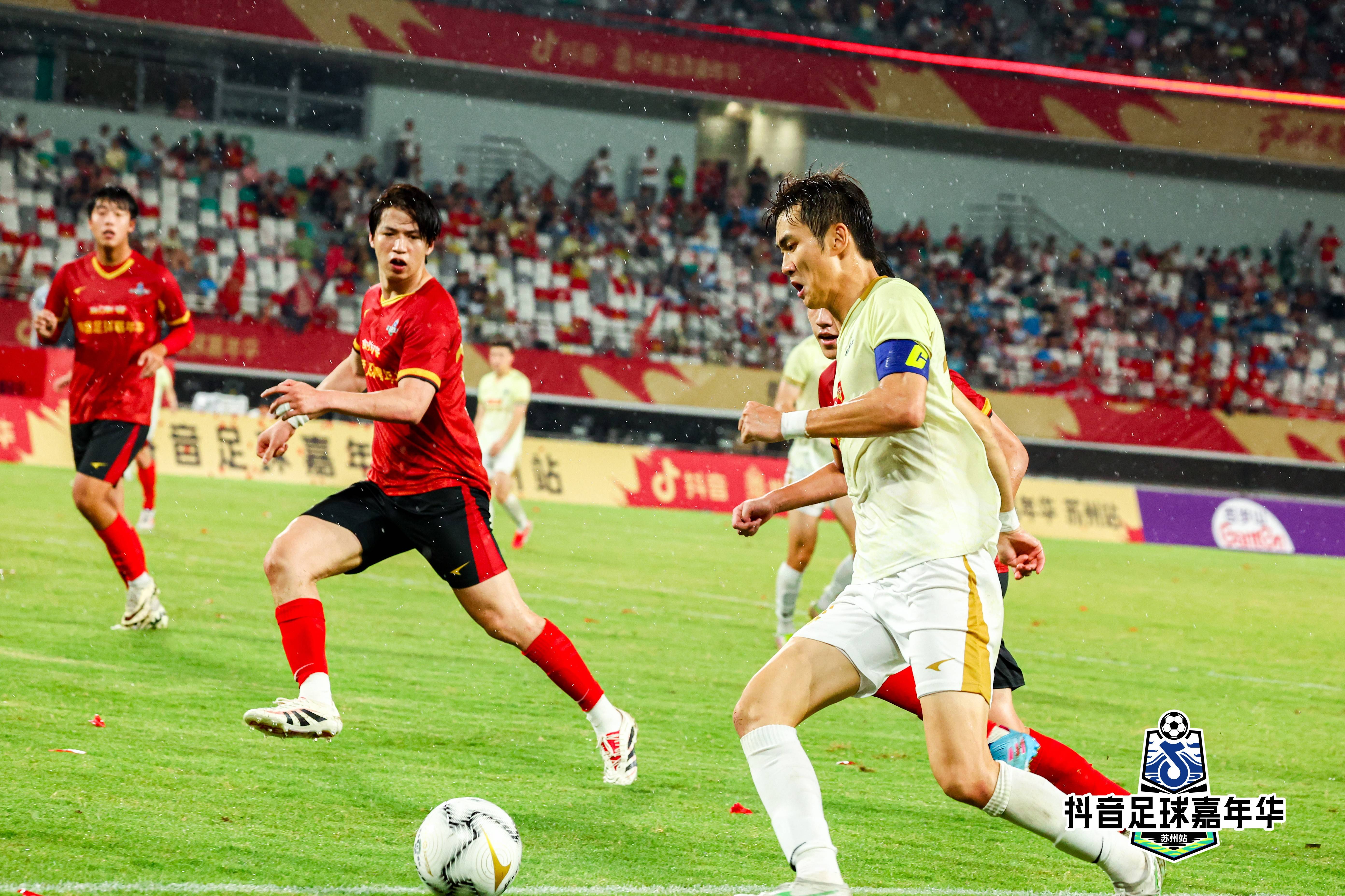 纷纷交锋！两队顶尖足球激烈角逐的简单介绍