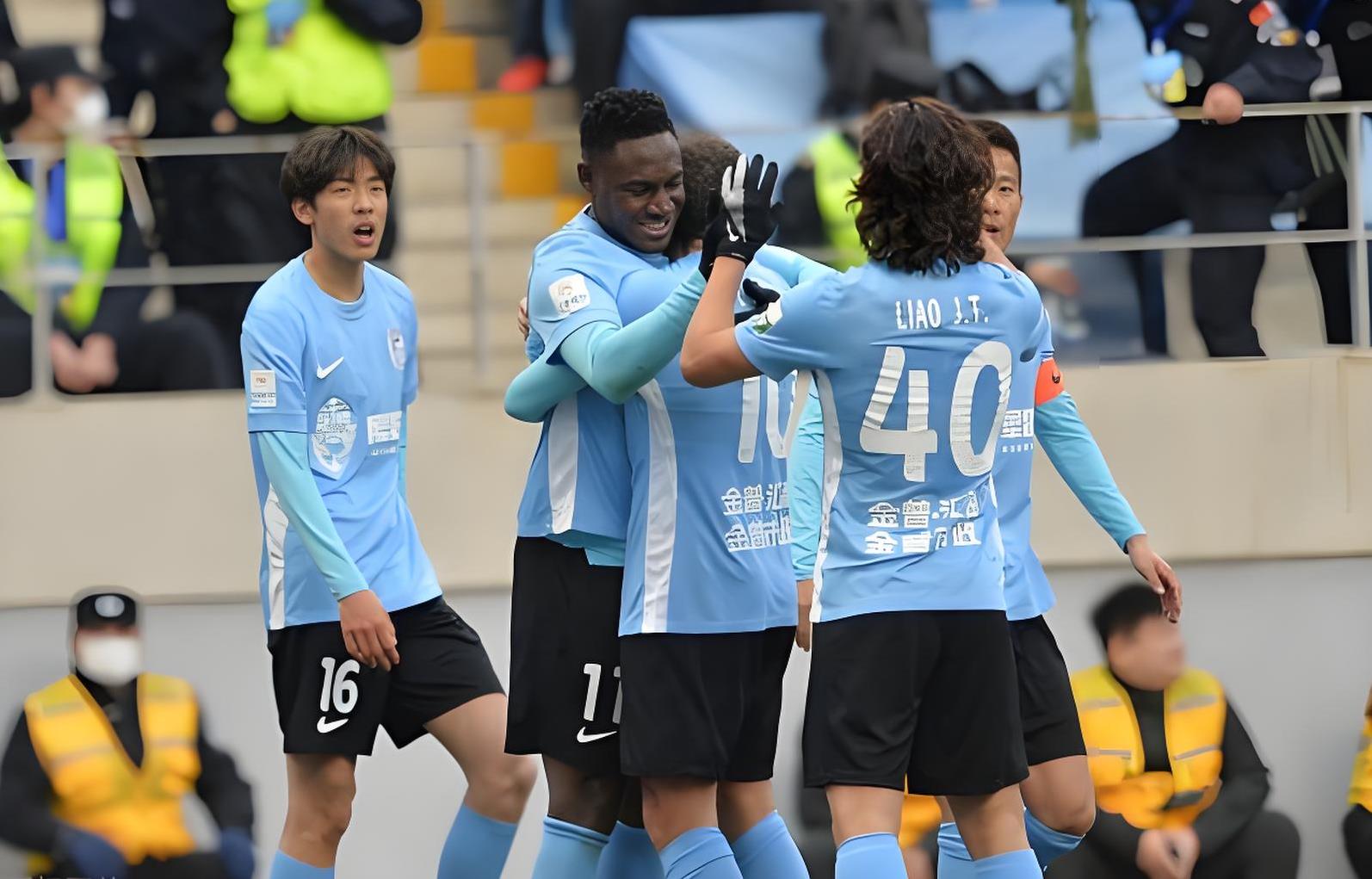 青岛黄海球员表现神勇,扭转形势 青岛黄海球员表现神勇,扭转形势