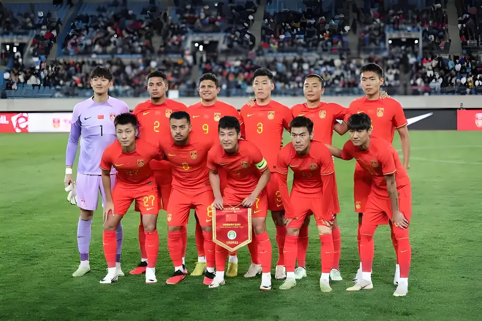 包含国际足坛风云变幻，中国队伍积极备战的词条