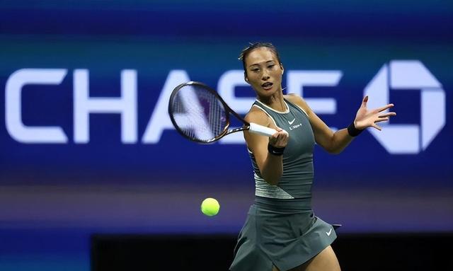 划艇比赛激烈进行，波兰选手坚持到底获得胜利