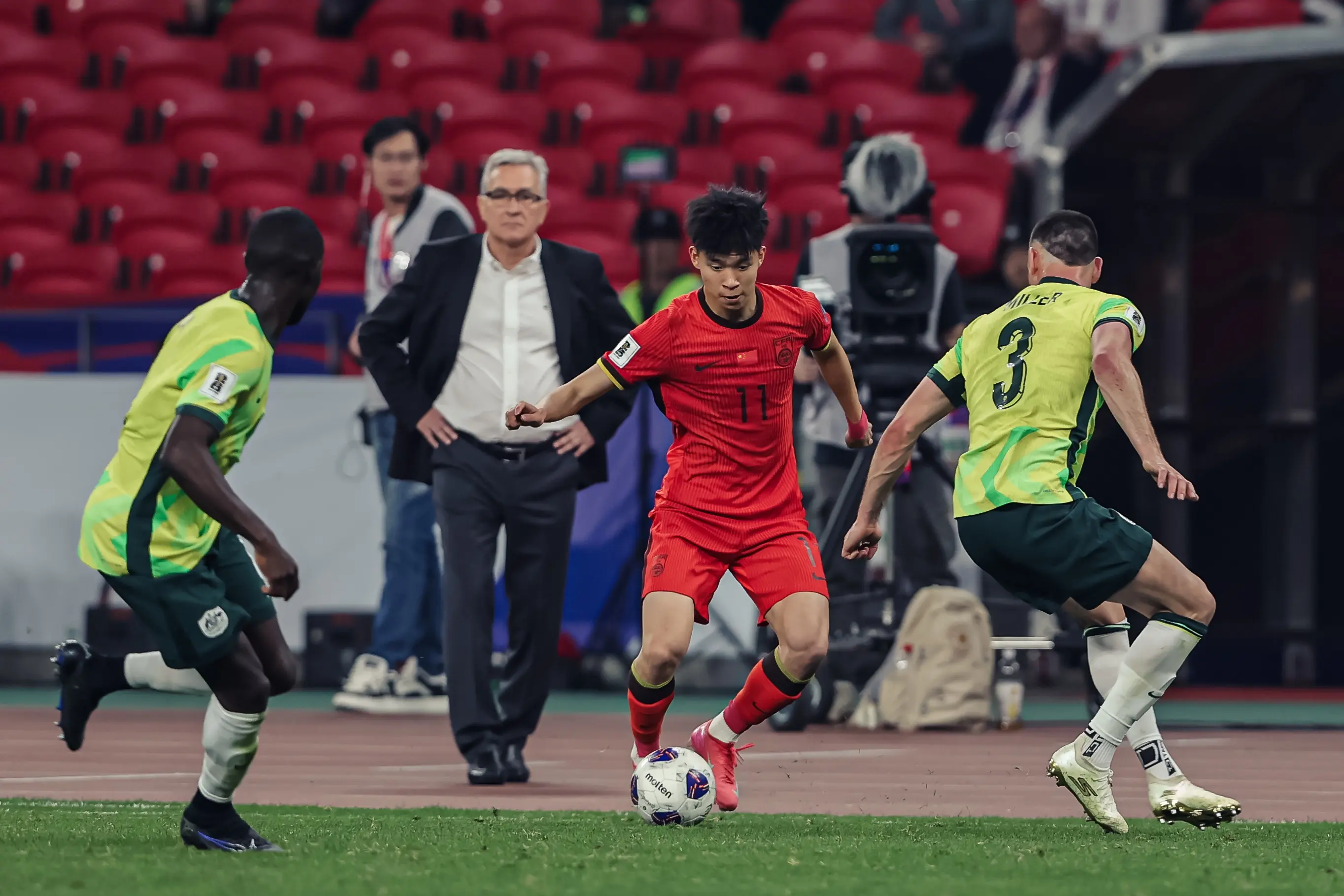 九游娱乐app下载-足坛新秀崭露头角,成为球队一大亮点