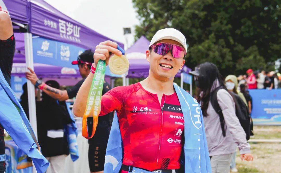 中国选手实力出众，一举夺得铁人三项桂冠