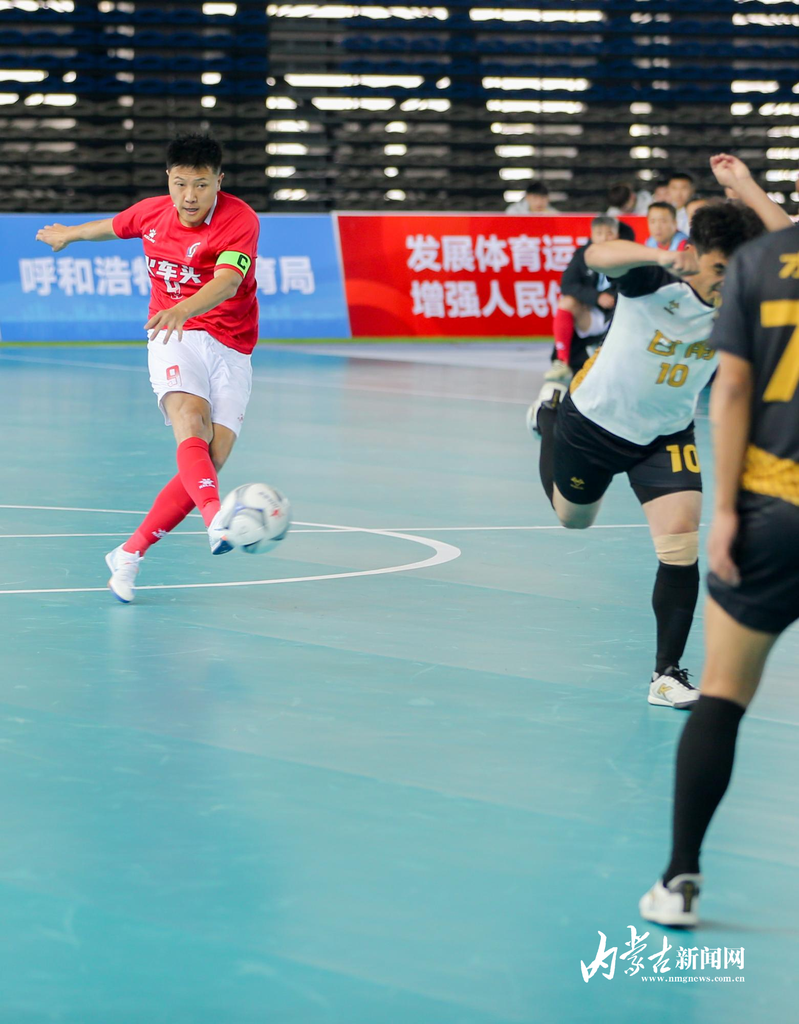 九游娱乐-内蒙古足球天马队取得胜利，攻防配合默契