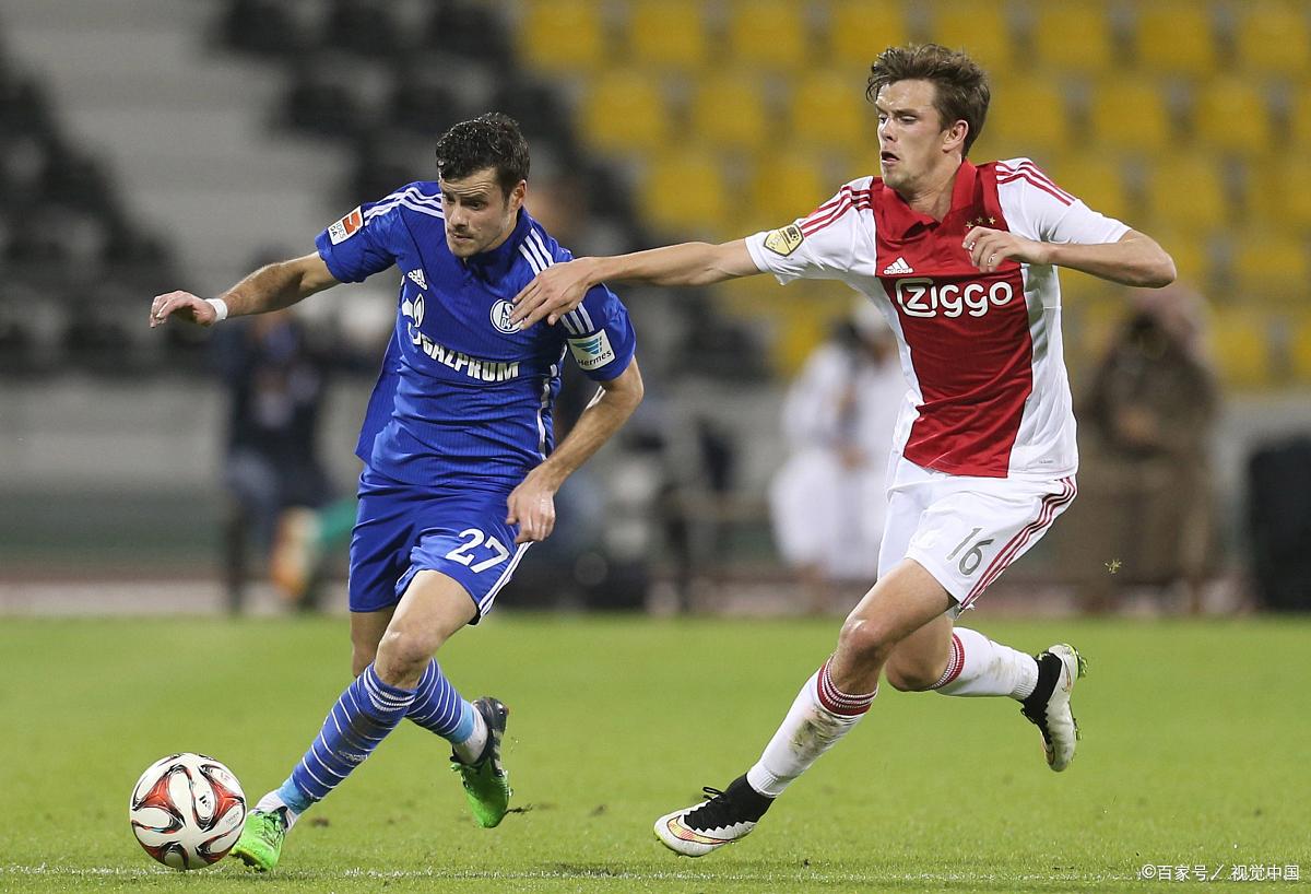 荷兰阿贾克斯队奋力上攻进攻态势强大