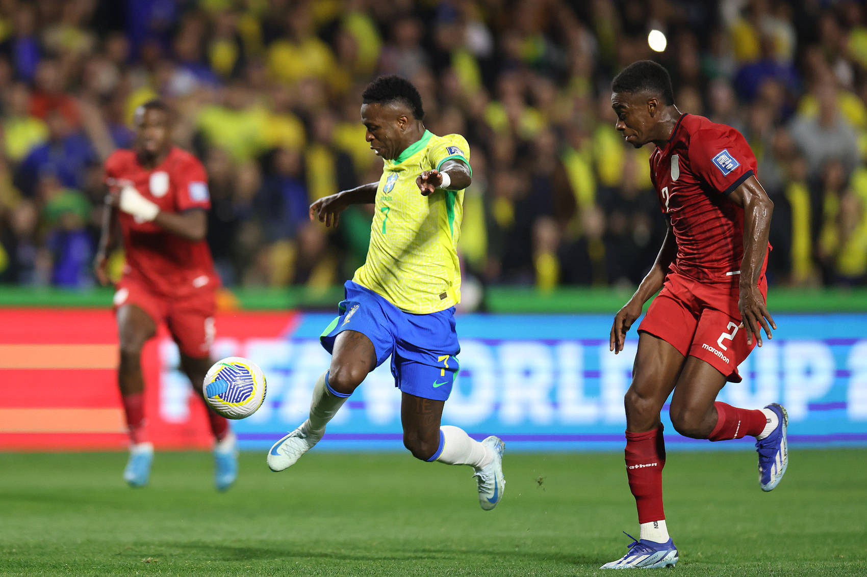 巴西队在比赛中取得压倒性胜利，夺得冠军