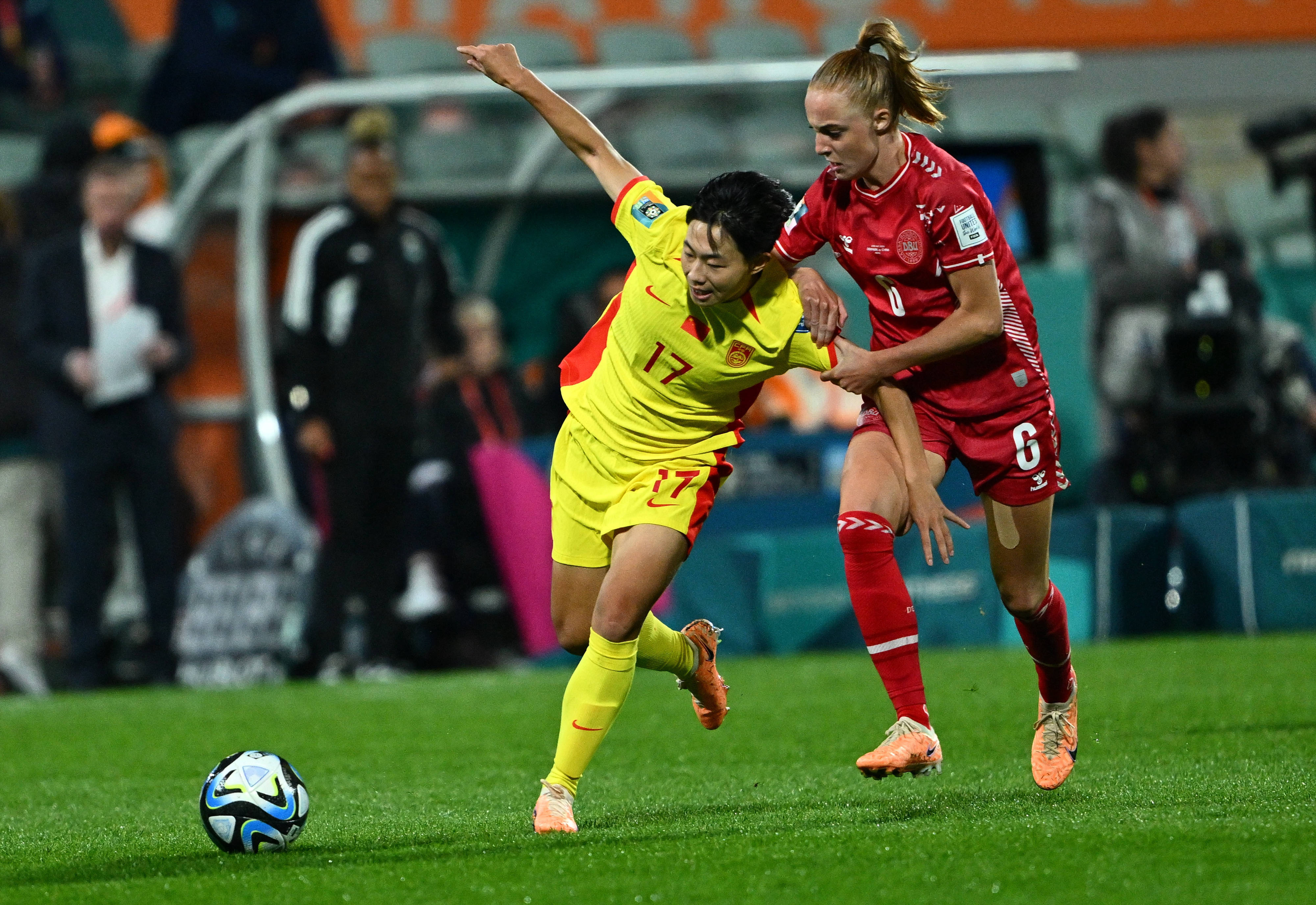 备受关注:女足队员赛场表现优异 备受关注:女足队员赛场表现优异