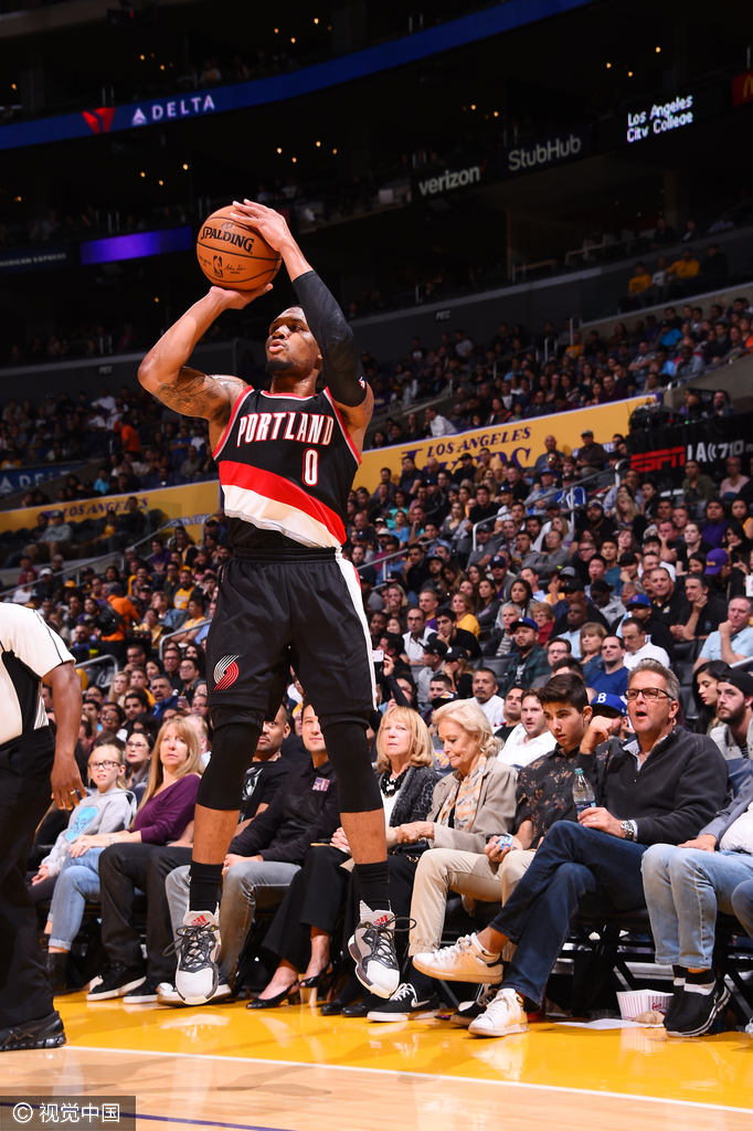 拓荒者击败魔术，利拉德单节砍下20分