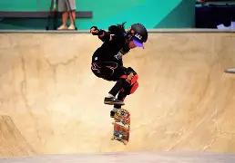 包含NS血洗C9，CoreJJ极限生还后反打顶尖较量八强赛，点燃全场激情的词条