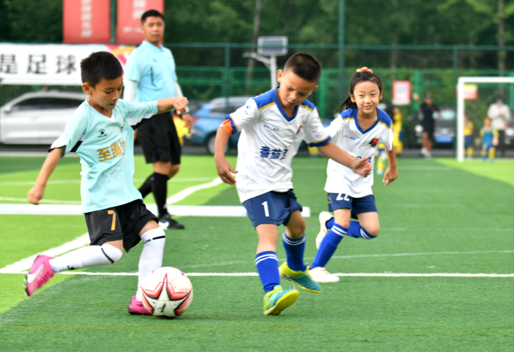 九游体育官方入口-乐此不疲足球风采经久不衰，国内球队士气高昂