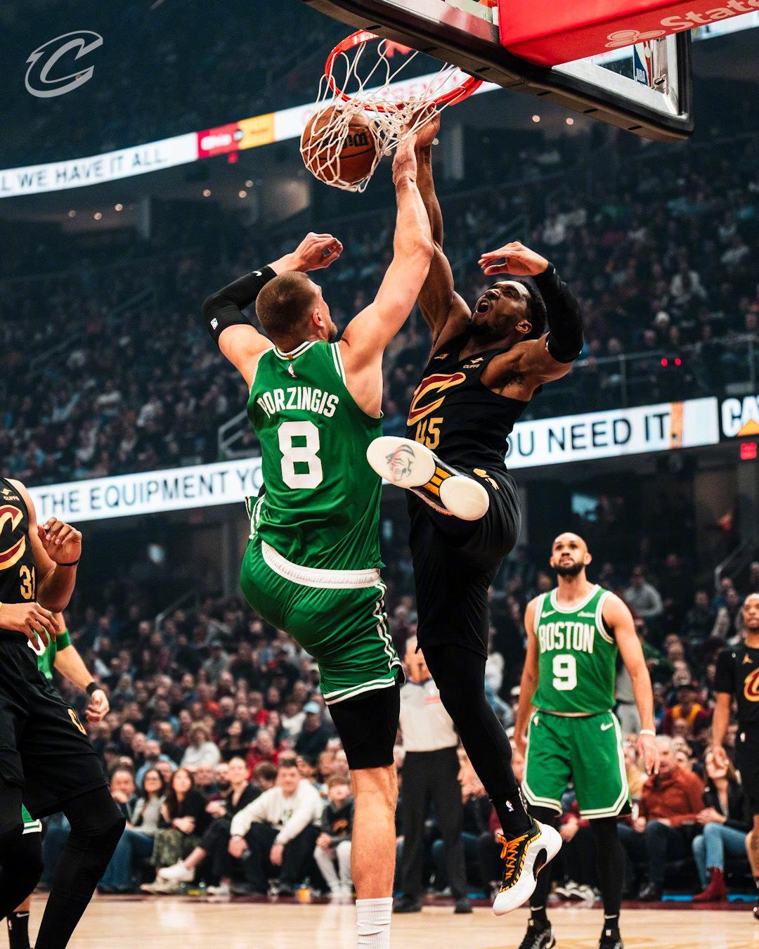 火箭队大胜独行侠登顶西部