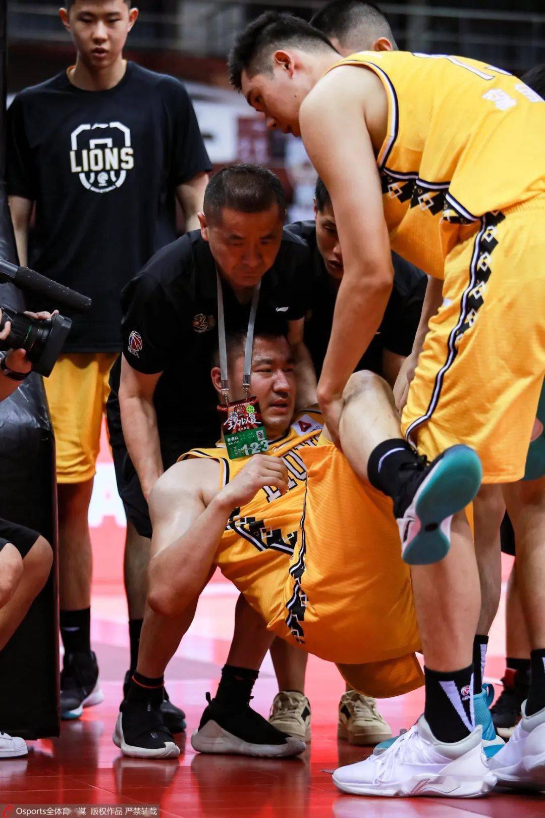 九游游戏-代卡波在比赛中身背伤病,顽强拿下胜利